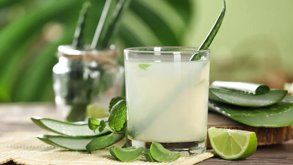 Aloe vera leaf cross-section beside neutral juice bottles and an ingredient panel for comparing inner leaf and whole leaf labels