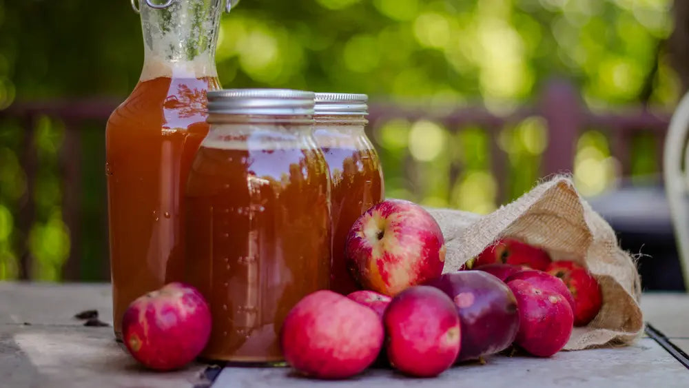 Apple cider vinegar liquid, plain capsules and a multi-ingredient ACV formula compared on a breakfast table