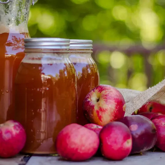 Apple cider vinegar liquid, plain capsules and a multi-ingredient ACV formula compared on a breakfast table