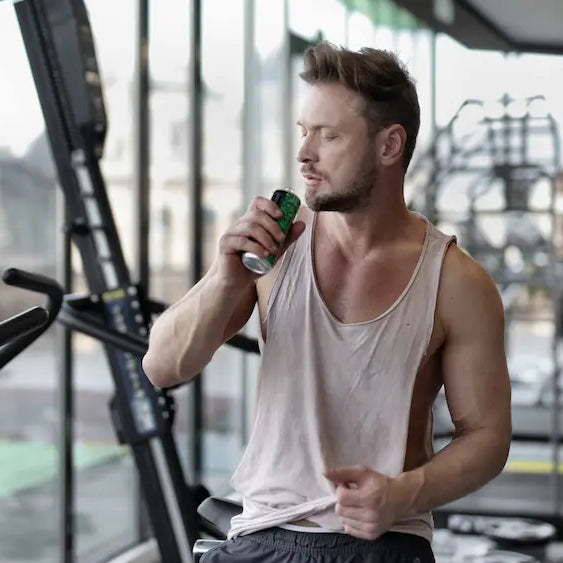Evening gym training with a caffeine-free workout drink for blood-flow-focused performance support in New Zealand