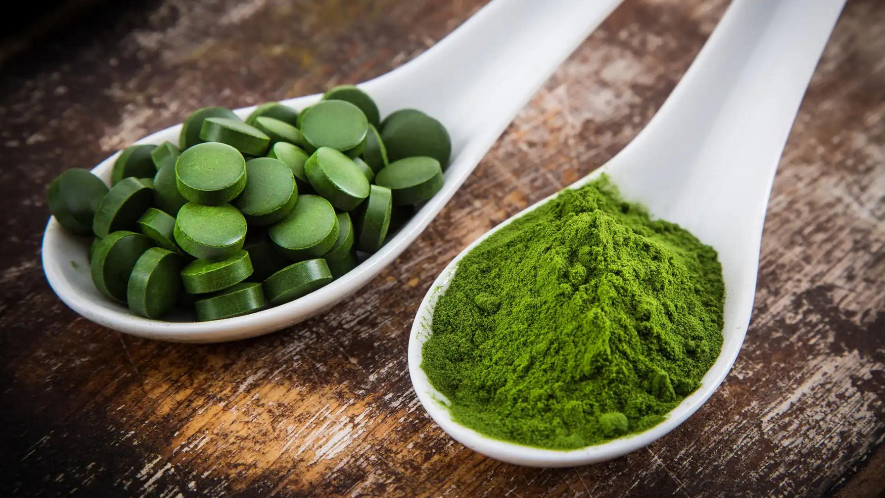 Two different ways to take spirulina: in a tablet form or powder