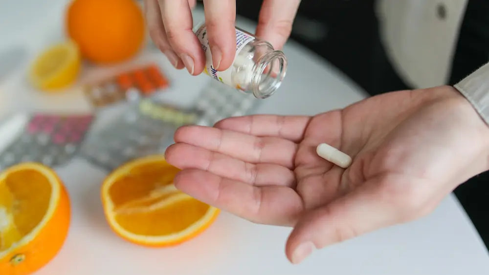 Zinc capsules and dissolving tablets beside breakfast food and water in a naturally lit kitchen, illustrating taking zinc with food or on an empty stomach.